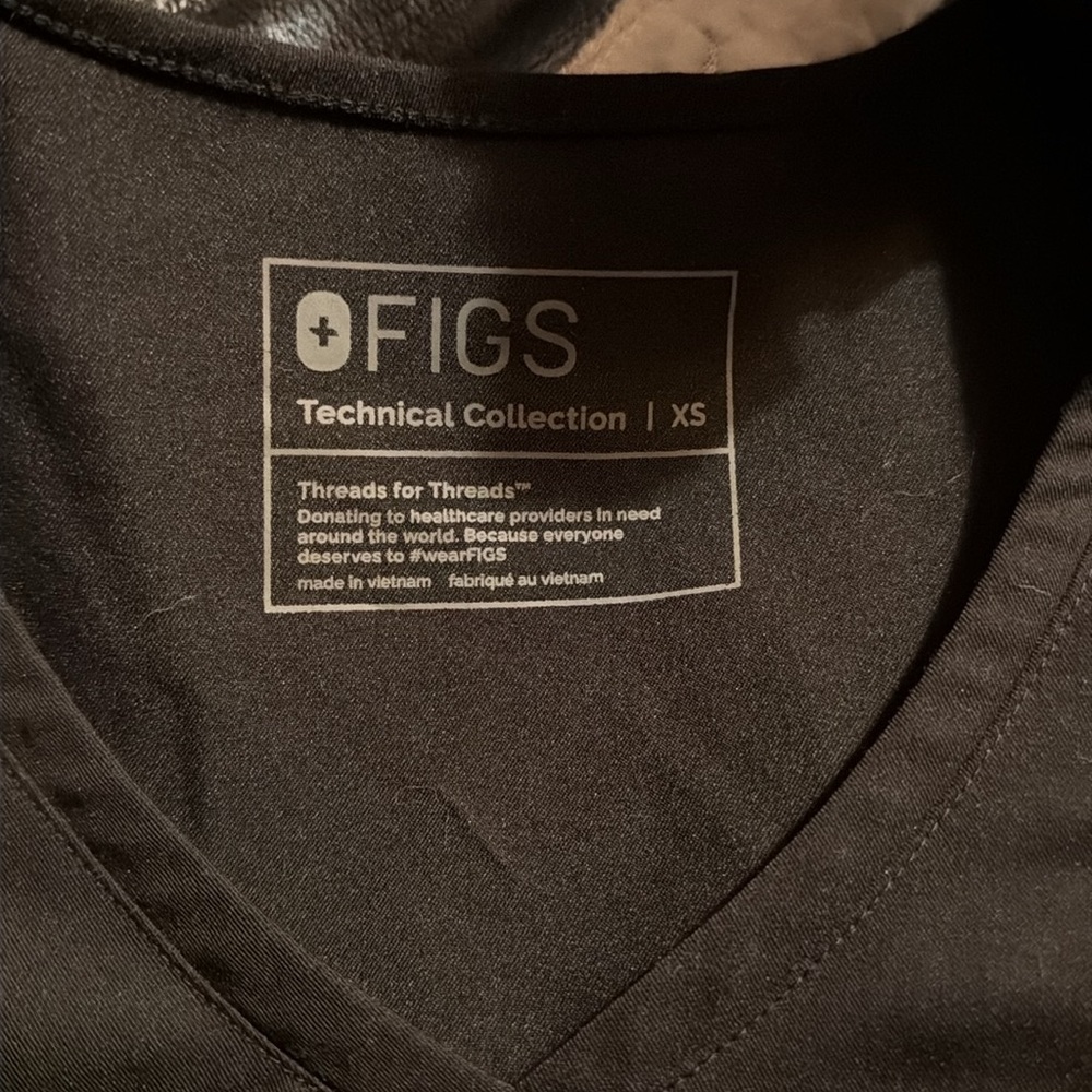 Figs Scrub Top Black - Picture 2 of 4